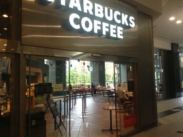 ビルロビー奥の落ち着く空間_スターバックス・コーヒー 新宿マインズタワー店