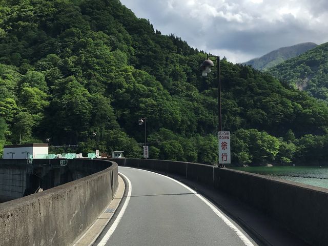 天端を歩くと、秩父の水と緑とコンクリの絶景_二瀬ダム