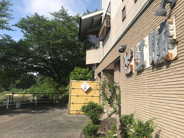 西山池のほとりにあります_とり勝