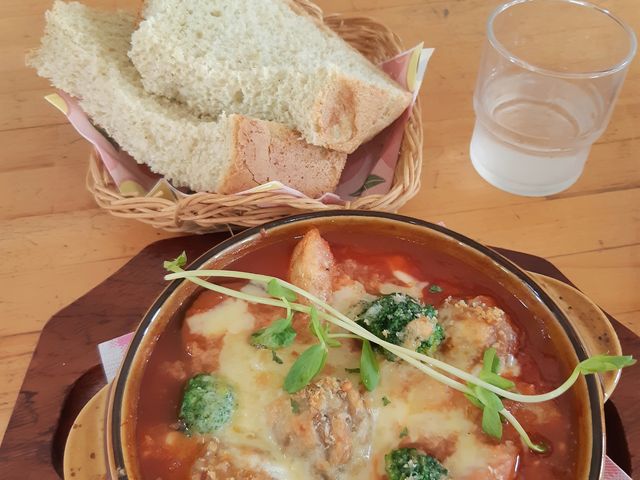 季節野菜のトマトチーズ煮込み。パンにはハーブが練り込まれていて濃い味のソースと相性抜群でした。_Cafe’de花薄荷