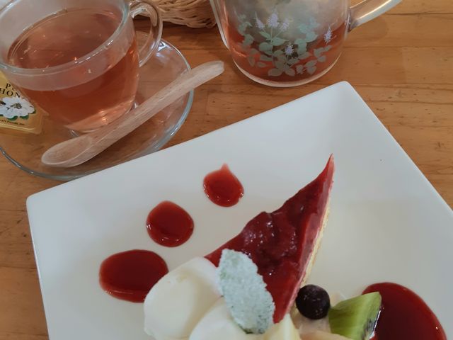 本日のケーキセット。多種のハーブティーの中からフルーツティーを。_Cafe’de花薄荷