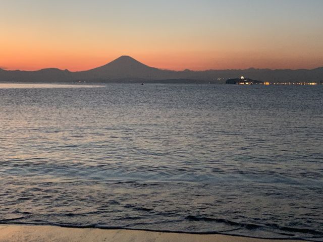 仙元山山頂で日没を堪能した後自転車で森戸海岸へ。
潮騒を聴き、優美な海越しの富士山と出会えました。_森戸神社