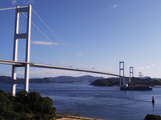 部屋のベランダからみた朝の来島海峡大橋です。_サンライズ糸山(サイクリングターミナル)