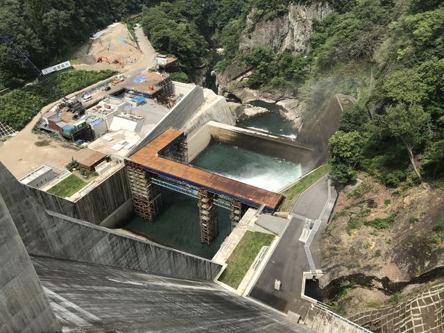 放水中_やんば館(八ッ場ダム広報センター)