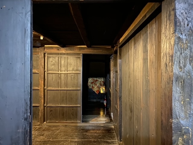 あの部屋が本当に座敷わらしちゃんがいる部屋だそうです。_伝承園