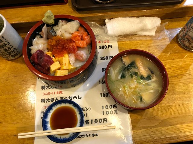 海鮮チラシ880円、あら汁100円ご馳走様でした。_ガーデンハウス・ファミリー寿司