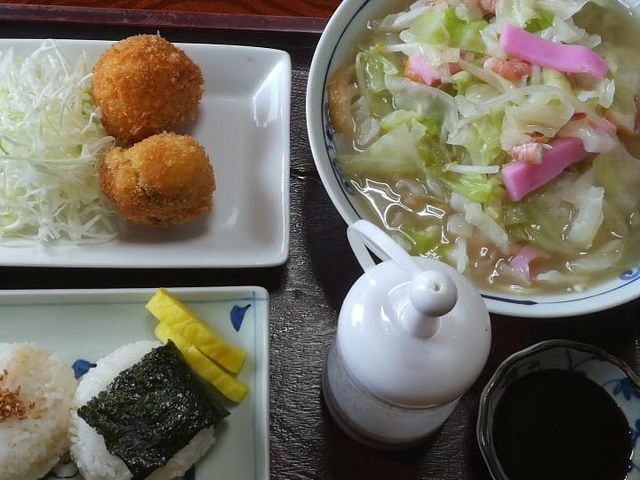コロッケセット。二口で食べられるくらいのおおきさ。おにぎりも味が2種類_お食事処 入潮