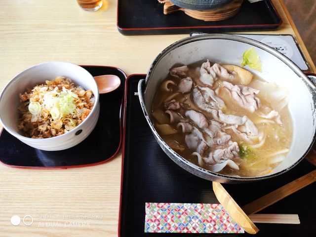 ぶたにくほうとう鍋とたぬきごはん。出汁を効かせた白みそ仕立てのスープが美味しい。_さんさい