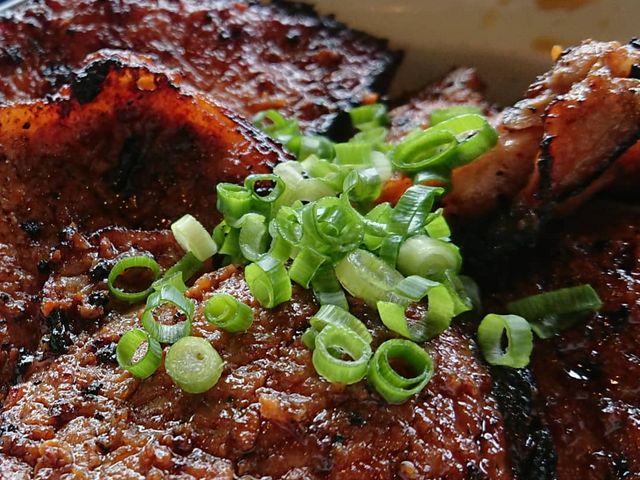 肉が柔かく美味しい!味噌タレがたっぷり染みた丼底近くのご飯は辛く、先にご飯混ぜるのお勧めです。_野さか