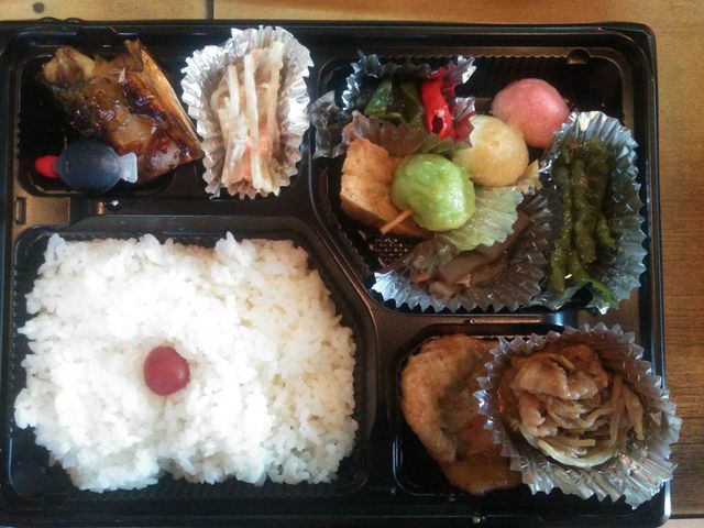 日替わり弁当540円でした。
おかずがいっぱい
オカンは頑張ってましたよ!_好屋