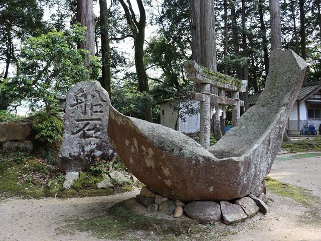 舟石だそうです。_諏訪神社