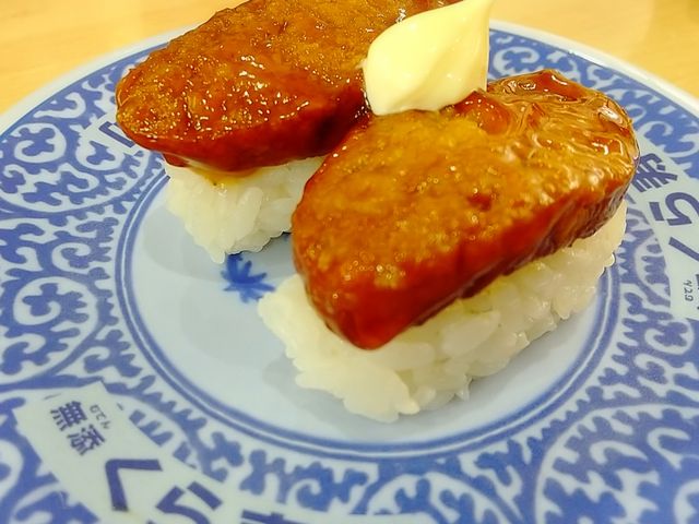 生魚の合間にハンバーグ寿司も口直しにイイですね。_無添・くら寿司・草加谷塚店