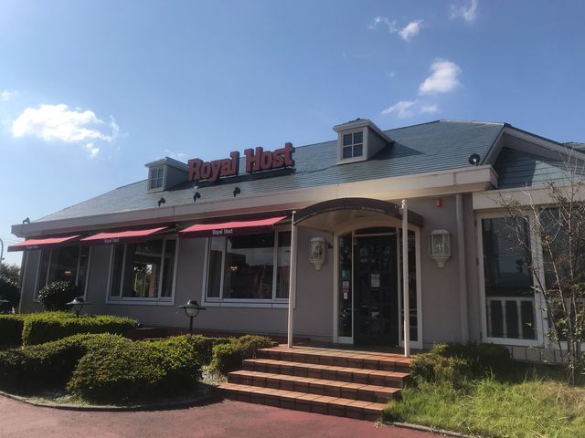 中間トンネルを抜けるとすぐにあります。_ロイヤルホスト 中間店