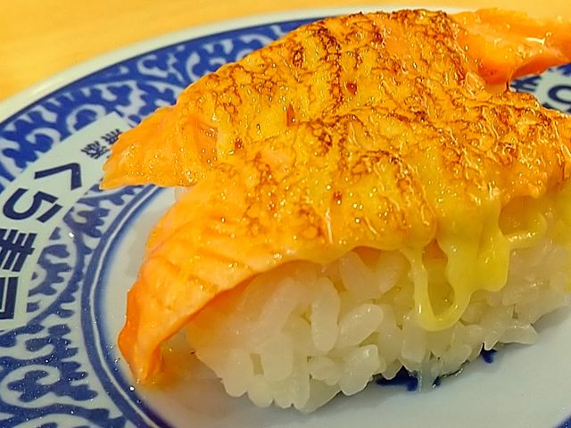 炙りサーモンチーズの握り寿司。_無添・くら寿司・草加谷塚店