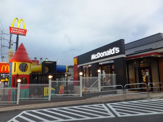 店舗外観:遊具を備えています。_マクドナルド165名張店