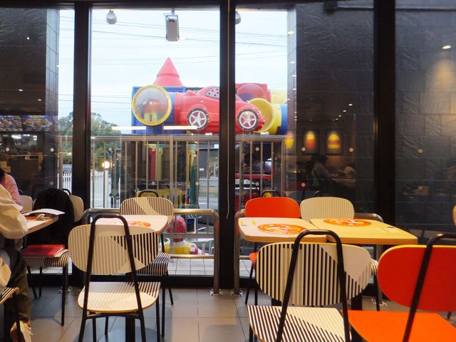 店内から遊具を見たところ。_マクドナルド165名張店