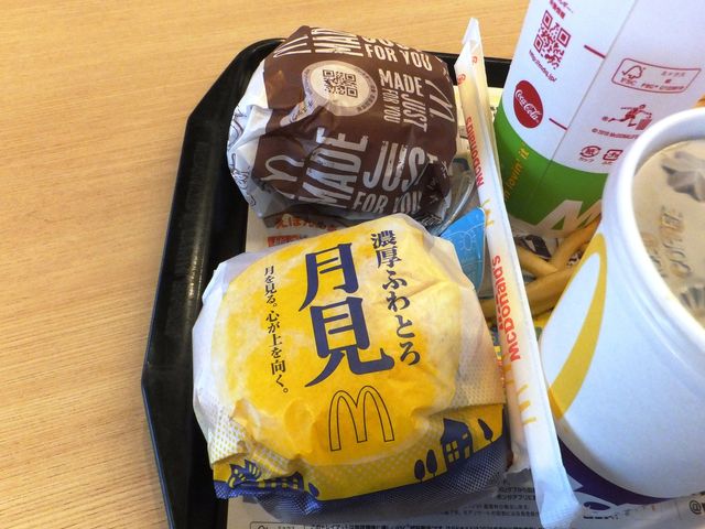 期間限定メニュー:濃厚ふわとろ月見バーガー(手前)とチーズ月見バーガー_マクドナルド165名張店