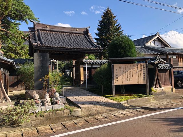新発田寺町通りの街並み1(蓮昌寺の門前)日蓮宗のお寺です。_新発田寺町通りの街並み