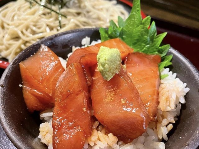 お昼はお蕎麦屋さん営業日は現在 月曜日 火曜日 木曜日
11時30分〜13時30分 _はつ花