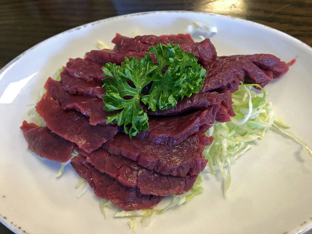馬刺し ミニもあります。_同気食堂