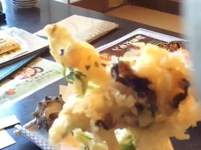サザエのかき揚げ。
今迄食べたことない食感と歯応えの天婦羅で ソースを掛けたら美味しかったです。_魚河岸割烹さかなや千本一