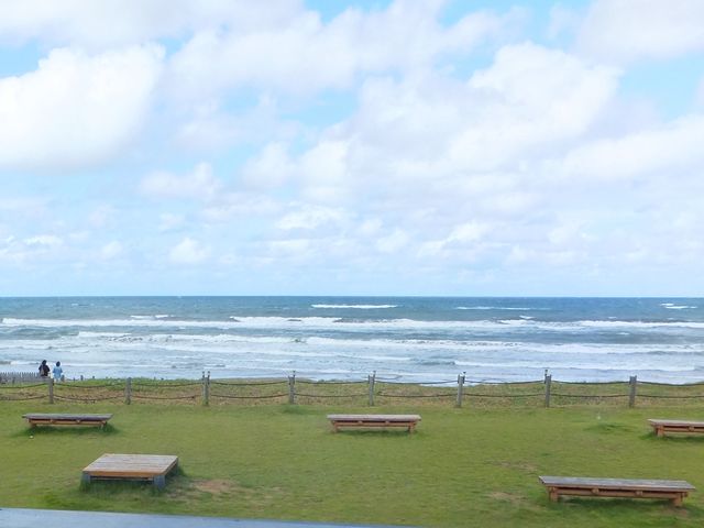 イートインコーナーから見える高松海岸と芝生広場_道の駅 高松