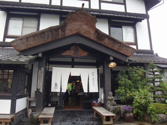前の道は下ん湯へ続いています。_古式手打ちそば泉 本店