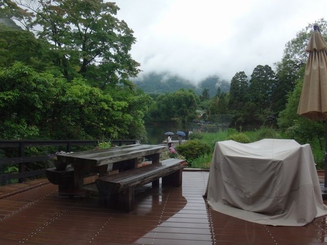 天気がよければテラス席も利用できるようです。奥に金鱗湖g見えます。_古式手打ちそば泉 本店