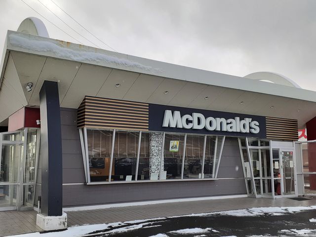 店舗外観:隣りにドラッグストアがあります。_マクドナルド北勢マックスバリュ店