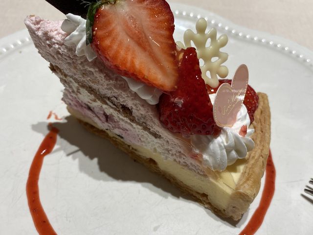 こちらのケーキは見ての通り、苺のヘタが萎びています。_ラ・メゾン・アンソレイユ・ターブル 京王吉祥寺店