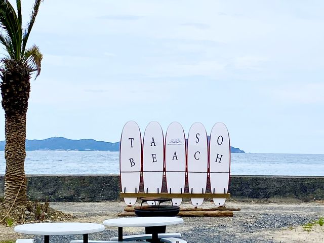 メインビーチのサーフィンで出来ている看板_田曽白浜