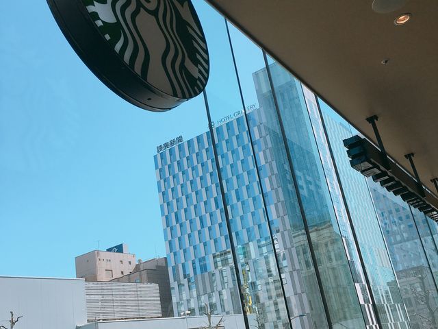 書店の2階、窓際に席が並んでいるので眺めが良く落ち着けるスタバです。_スターバックス・コーヒー札幌紀伊國屋書店