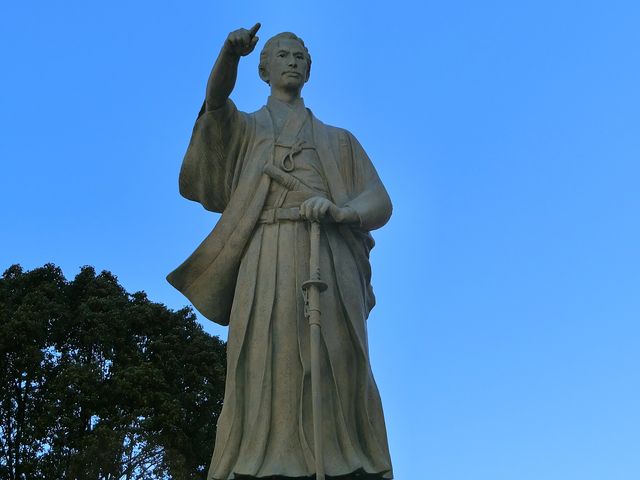 墨田区役所庁舎の裏手隅田川に面しています。_勝海舟銅像