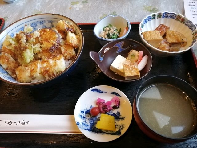 イカ天丼、小鉢もたくさん付いてます!_みやたや食堂
