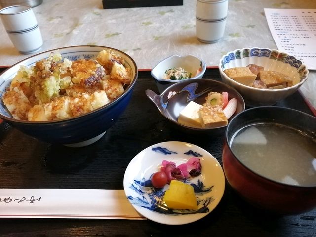 イカ天丼、小鉢が丁寧で美味しい。もちろんイカ天丼も!_みやたや食堂