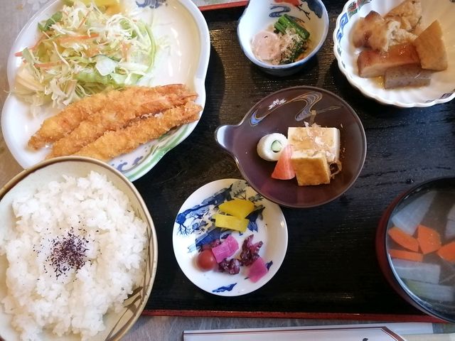 海老フライ定食、お味噌汁美味しい_みやたや食堂