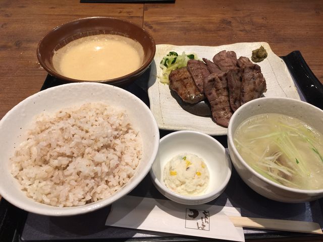 牛たんの下に焼き石は余り関係無い_とろんしゃん