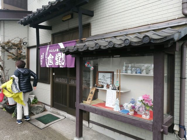 お店の外観、ここに1台くらいは駐車可能_みやたや食堂