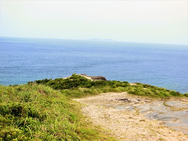 「女瀬の崎からは近くの屋嘉比島や阿嘉島、遥か遠くの渡名喜島が見える」_女瀬ノ崎