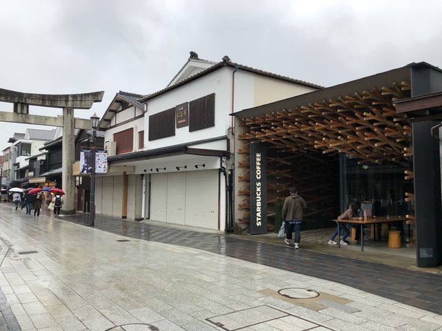 鳥居とスタバ_スターバックス コーヒー 太宰府天満宮表参道店(Starbucks Coffee)