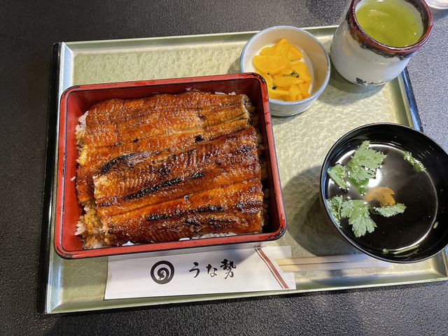 カリふわが一番感じられる。
殿さん丼¥3,400_うな勢