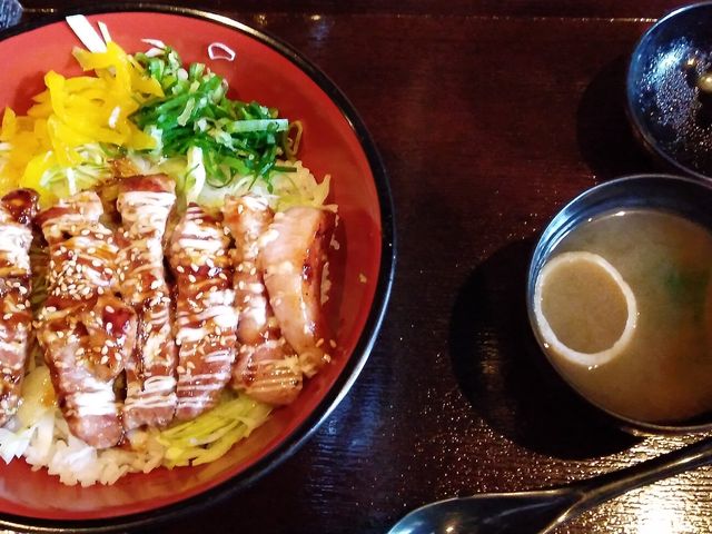 朝霧高原豚ロースステーキ丼・780円_てっぱん屋 虎鉄