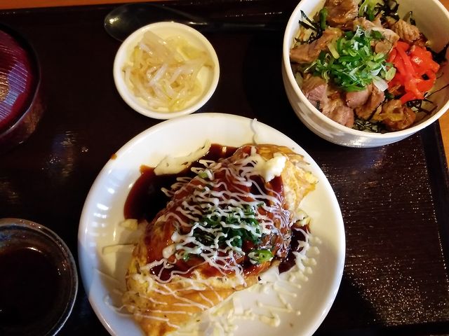 とんぺい焼きと牛すじ丼(小丼)・880円_てっぱん屋 虎鉄