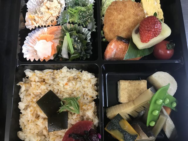 ウニ飯弁当
1200円_芝亭