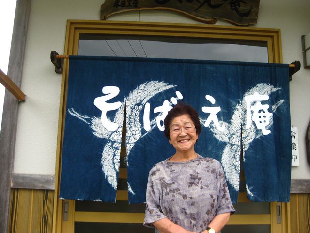 笑顔の素敵な女ご主人さん。すばらしい方でした。_そばえ庵