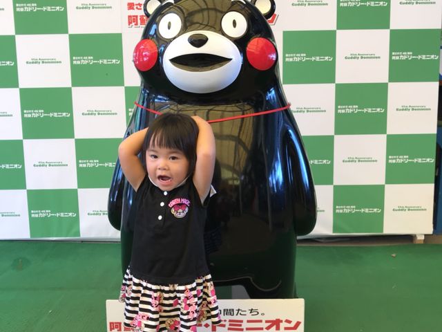 くまモンと可愛い女の子_阿蘇カドリー・ドミニオン