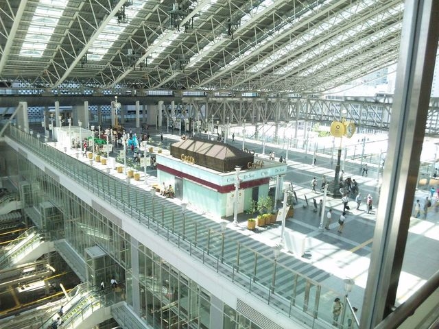 大阪駅が一望できる_WIRED CAFEルクア大阪店