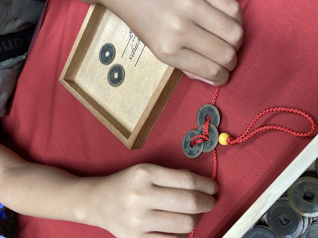 小判の穴に紐を巻いて作ります。。_上州真田武将隊 商い処 松之屋