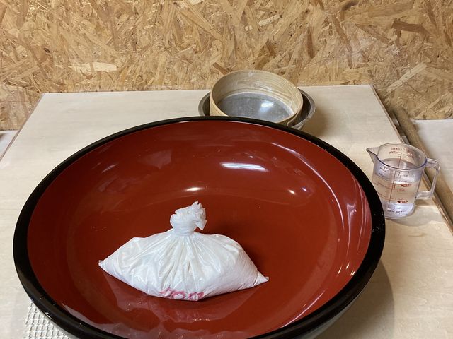 大人二人と子ども一人だと、粉が700gで7人分、我が家は少食のため3回で食べ切りました。_軽井沢そば ひょうろく