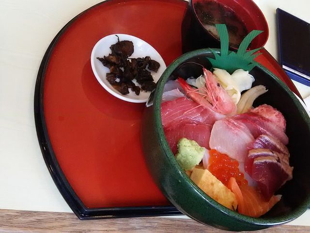 海鮮丼_シーフードレストラン うおっせ